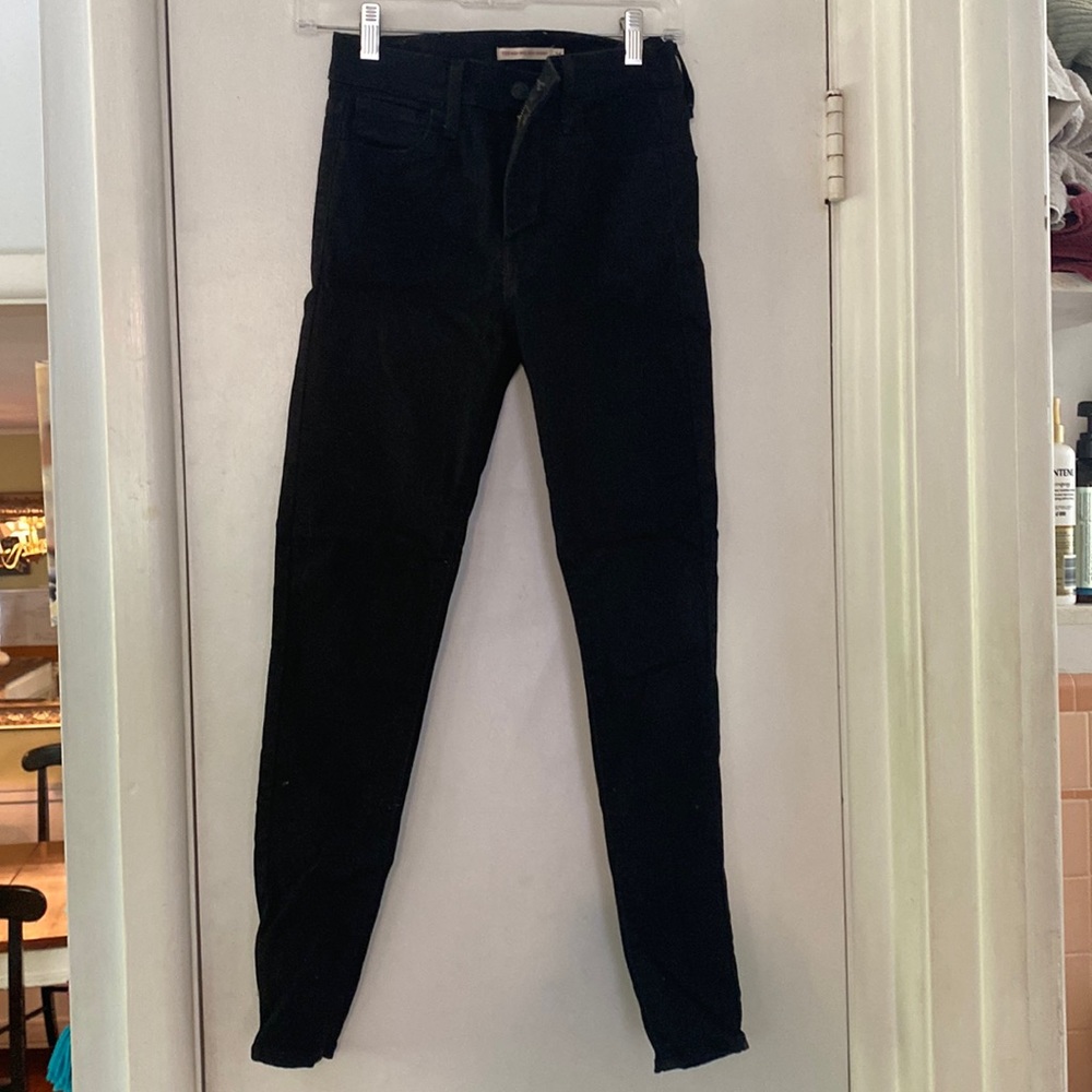 Levi’s 720 high rise super skinny in great condition.